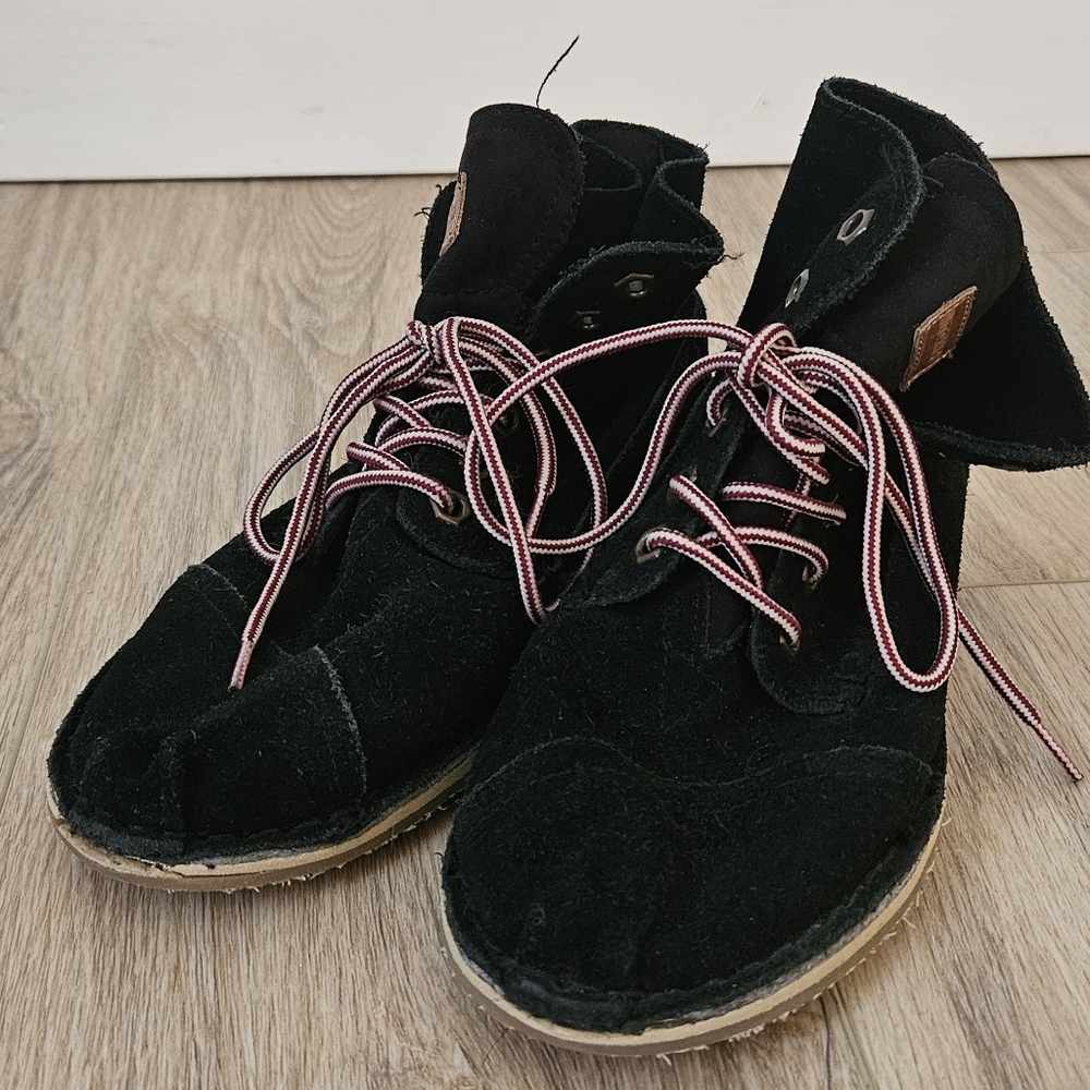 TOMS Womens Tomboy Boot Size 8.5 Black Suede Lace Up Boho Hipster Combat Bootie - Picture 2 of 8